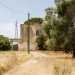 Ma ecco oltre gli alberi apparire di fronte a noi unantica e imponente masseria